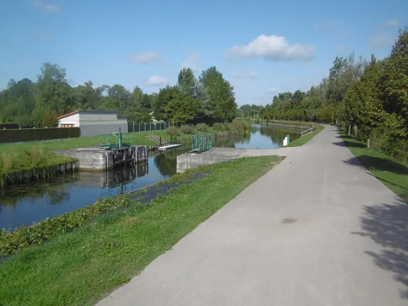 Écluse et chemin de halage sur le canal de la Somme à Ailly-sur-Somme