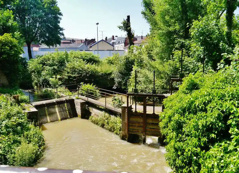 Lavoir/écluse sur l'Ancre, végétation et rambarde en fer