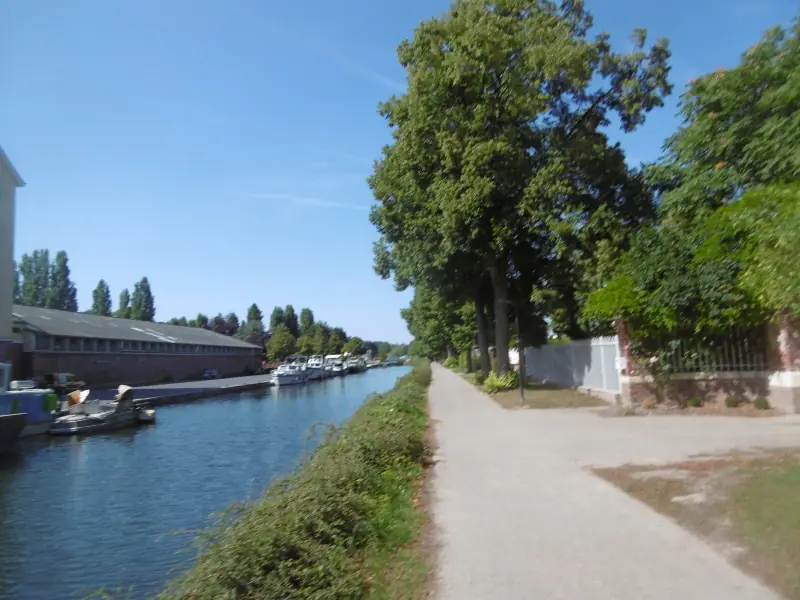 Canal de la Somme à Corbie, péniches amarrées le long du chemin de halage