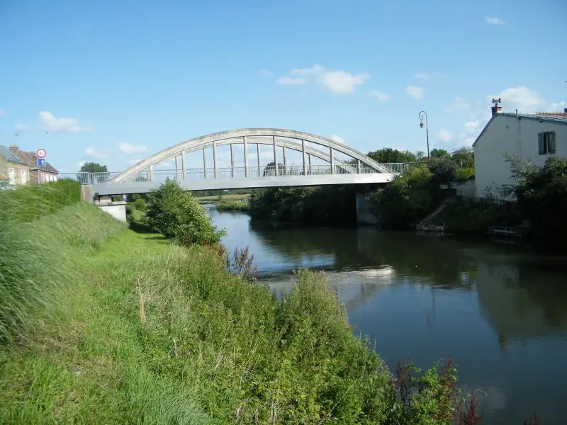 Pont moderne en arc sur la Somme à Dreuil-lès-Amiens