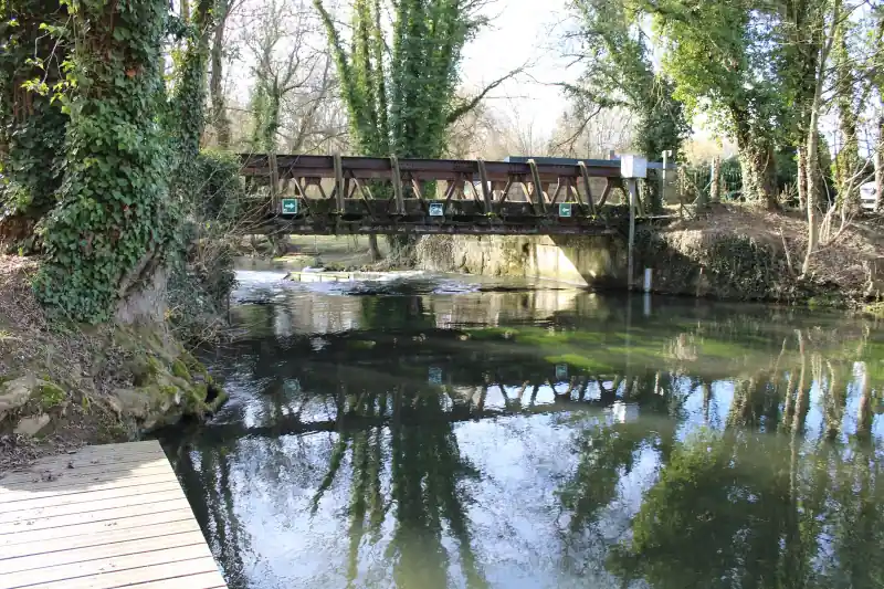La Somme à Ham (Estouilly) avec petit seuil et passerelle, reflets dans l'eau