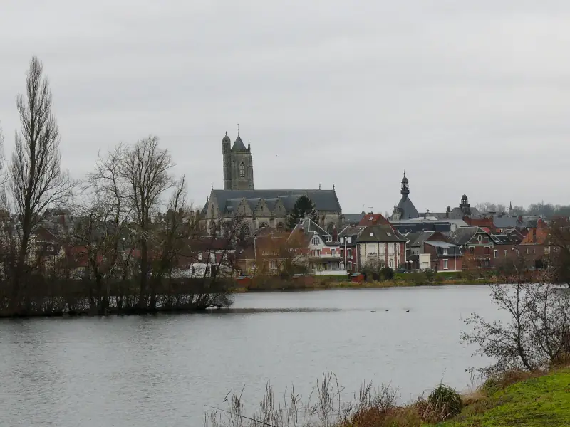 Silhouette de Péronne (clocher et toits) reflétée dans l'étang au débouché de la Cologne