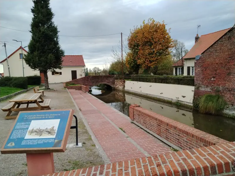 Port du bastion des Balances à Rue, canal bordé de briques avec aire de pique-nique