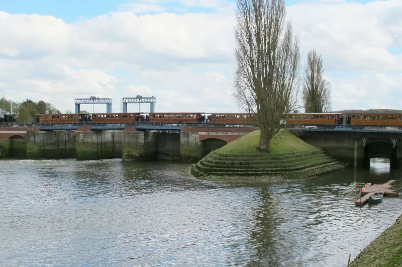 Pont-écluse de Saint-Valery-sur-Somme sur le canal, train touristique au loin