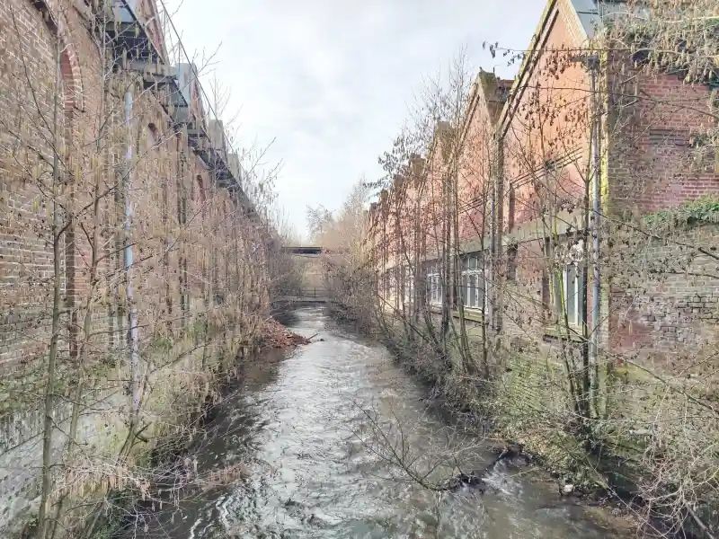 La Selle entre les anciens bâtiments industriels de Saleux