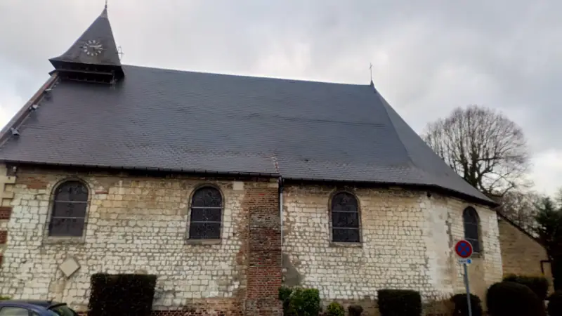 Église Saint-Quentin de Salouël, vue trois-quarts avec clocher