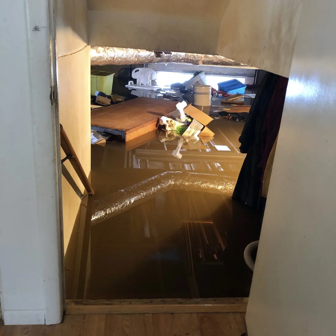 Cave inondée vue depuis l'escalier
